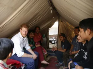 El príncipe Enrique visita a víctimas del terremoto en Nepal