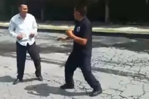 Bombero golpea a taxista