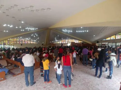 Cientos de fieles católicos acuden a La Villita en el Paseo Bravo y al Seminario Palafoxiano