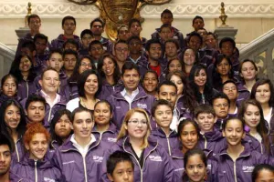 Ayuntamiento entrega becas a 76 deportistas