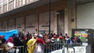 Cercan a maestros en zócalo del DF; antimotines podrían entrar en acción