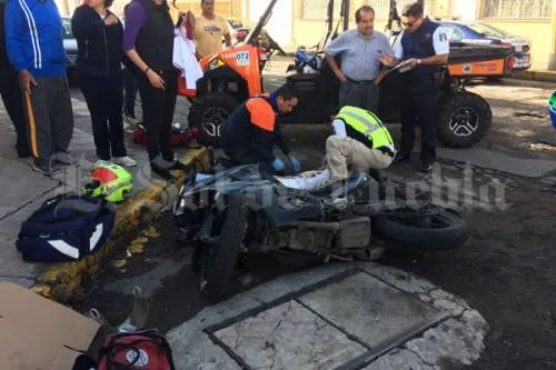 Embiste transporte público a motociclista