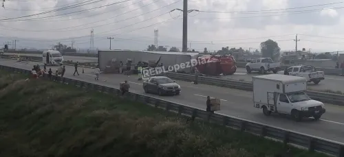 Se vuelca tráiler en Arco Norte y rapiña no se hace esperar
