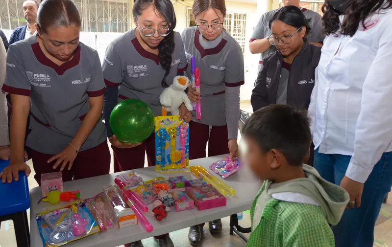 Entrega USEP juguetes a niñas y niños de San Pedro Cholula