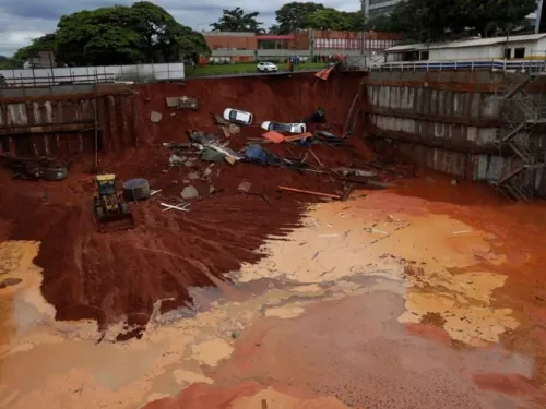 Se abre la tierra en Brasil y se traga cuatro autos