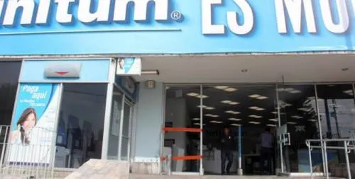 Dan cristalazo a oficinas de Telmex