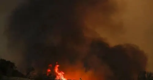 Avanza incontenible incendio Holy en California; hay miles de evacuados