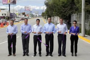Estado y municipio entregan pavimentación de Calzada Zavaleta