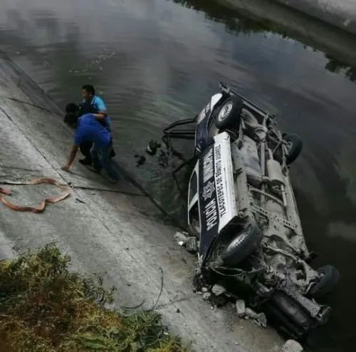 Vuelca patrulla en Tlacotepec; dos policías resultan heridos