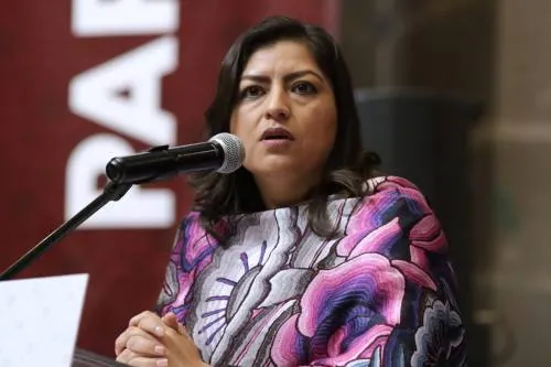 Claudia Rivera percibe campaña de odio y cancela viaje a Francia