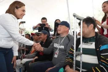 Gaby Bonilla entrega 40 prótesis a personas con discapacidad en Puebla