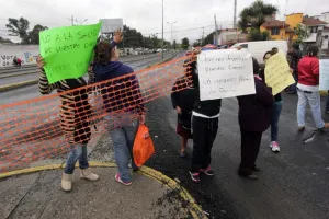 Padres de familia de la México 68 se manifiestan a favor de director de primaria