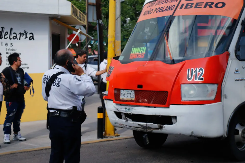 Choque entre motociclista y micro colectivo