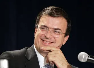 Marcelo Ebrard critica cercanía del PRD con Peña Nieto