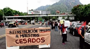 CNTE y padres de los 43 protestan en la caseta México-Cuernavaca