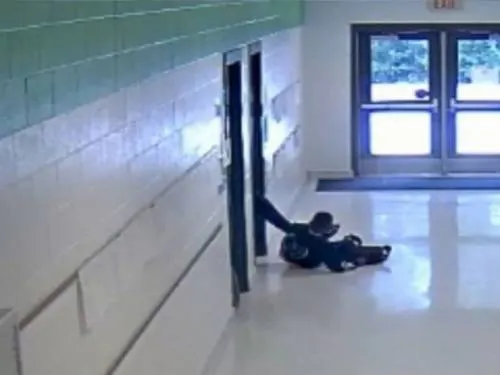 Captan a maestra golpeando a uno de sus alumnos