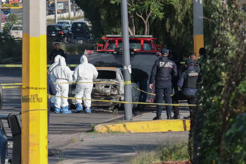 Hallan dos cuerpos calcinados dentro de vehículo incendiado en el Periférico Ecológico