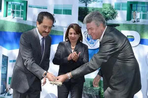 Coloca rector de la BUAP primera piedra de la clínica de rehabilitación y endodoncia