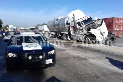 Choque deja cuantiosos daños materiales en la autopista Puebla-Orizaba