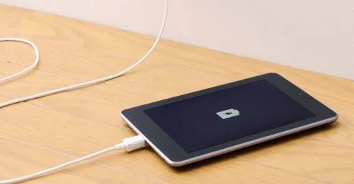Una mujer muere al explotar el cargador del teléfono.