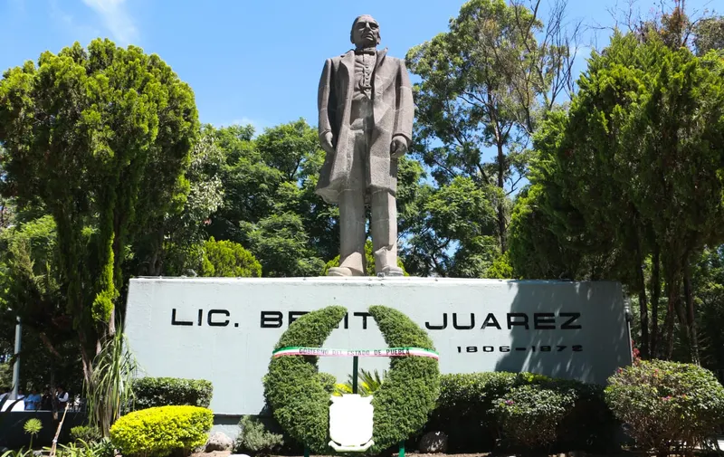 Las políticas públicas impulsadas por el gobierno de Sergio Salomón en favor de las futuras generaciones, son una manera de honrar el legado del presidente Benito Juárez García, sostuvo el director general del Instituto Politécnico Nacional (IPN), Arturo Reyes Sandoval, al fungir como orador oficial en la ceremonia conmemorativa al 151 aniversario luctuoso del ex presidente de México. En este acto, encabezado por el titular del Ejecutivo estatal, el académico llamó a la sociedad a renovar constantemente la memoria del Benemérito de las Américas de manera conjunta con las autoridades y las instituciones académicas. Reyes Sandoval destacó la doctrina internacionalista impulsada por Benito Juárez, la cual, manifestó, está contenida en los principios de solidaridad, fraternidad, cultura de la paz y austeridad. En este marco, el gobernador Sergio Salomón colocó una ofrenda floral en el monumento erigido en memoria al Benemérito de las Américas. A la ceremonia asistieron el presidente de la Junta de Gobierno y Coordinación Política del Congreso del Estado, Eduardo Castillo López; la presidenta del Tribunal Superior de Justicia, Margarita Gayosso Ponce; el Comandante de la XXV Zona Militar, José Manuel Ramírez Martínez; coordinador estatal de la Guardia Nacional, Vinicio Perea Alcaraz; el fiscal General del Estado (FGE), Gilberto Higuera Bernal; el alcalde de Puebla, Eduardo Rivera Pérez; así como integrantes del gabinete estatal.