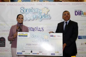 SMDIF entrega juguetes a niños en áreas de pobreza de la capital