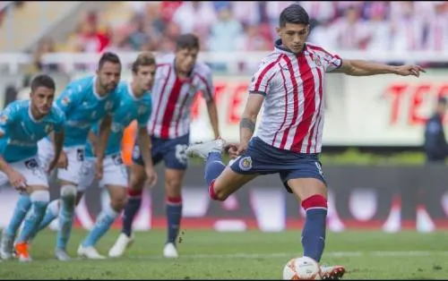 Chivas y Querétaro empatan con un penalti por bando