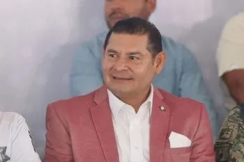 Armenta y Falim Posada fuman la pipa de la paz