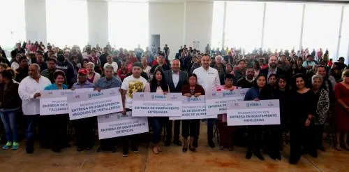 Gobierno estatal apoya con equipamiento a más de 200 negocios tradicionales