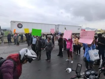 Habitantes afectados por las inundaciones en Chalco bloquean la carretera México-Cuautla