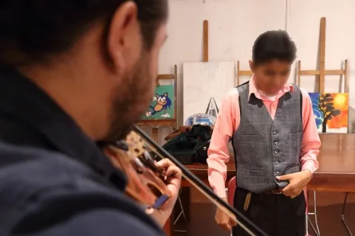 A través del canto, Sedif mejora condición de adolescente con autismo y ceguera