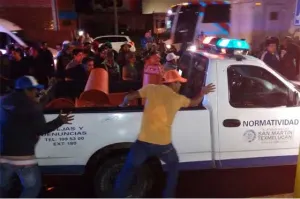 Se enfrenta policía de San Martín con tianguistas