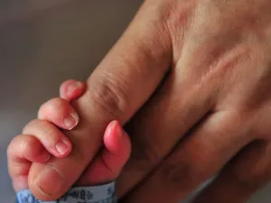 Venden a su hija por internet para comprar un iPhone