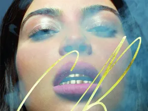 Kardashian luce dentadura de oro