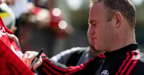Captan a Wayne Rooney de fiesta con una camarera