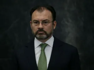 Pagar muro de Trump es inaceptable: Videgaray