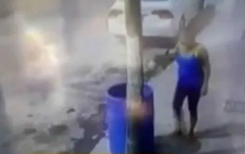 Indignante, una mujer tiró su perro a la basura en México