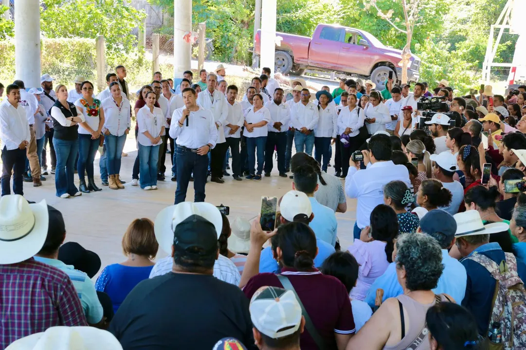 Con módulos de maquinaria, se rehabilitan y construyen carreteras en Tenampulco: Armenta