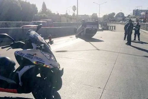 Aparatosa volcadura en el Bulevar 5 de Mayo ocasiona caos vial