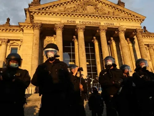 Suspenden a policías en Alemania por compartir fotos de Hitler