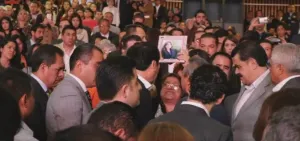 Mujer se arrodilla ante Osorio Chong; pide ayuda para localizar a su hija