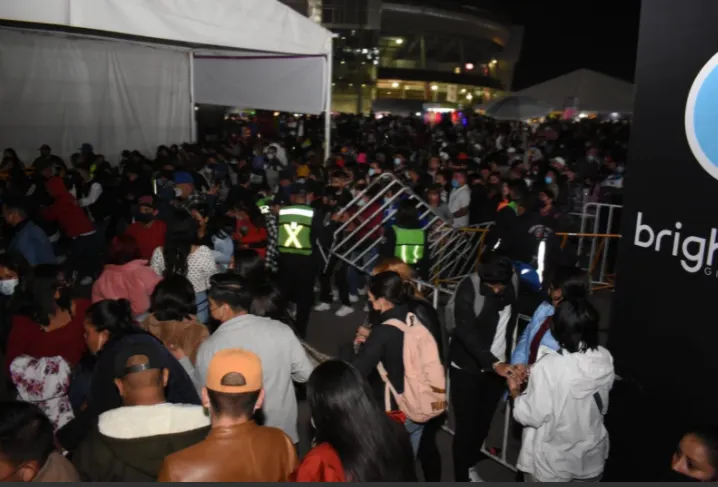 Cientos de jóvenes dan portazo en concierto de Santa Fe Klan en León
