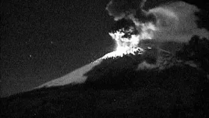 Explosión del Popocatépetl lanzó fragmentos incandescentes