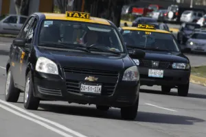 Con cursos de inglés, buscan convertir a taxistas de Puebla en guías de turistas