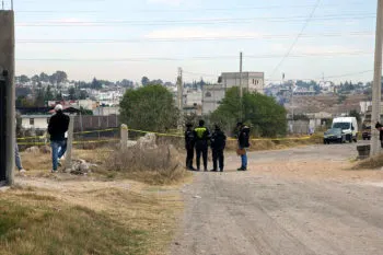 Encuentran tres maletas con un cuerpo desmembrado en ellas y un narcomensaje, en San Francisco Totimehuacan