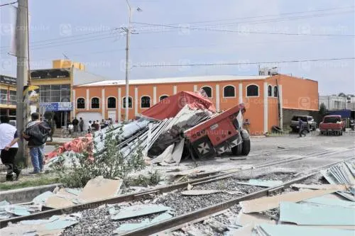 Se salva familia de ser prensada por el tren en Cuautlancingo