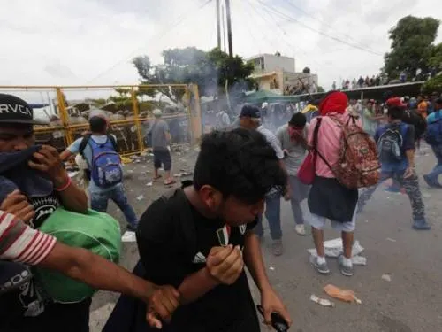 Al menos 10 heridos tras pelea entre migrantes y policías en Guatemala