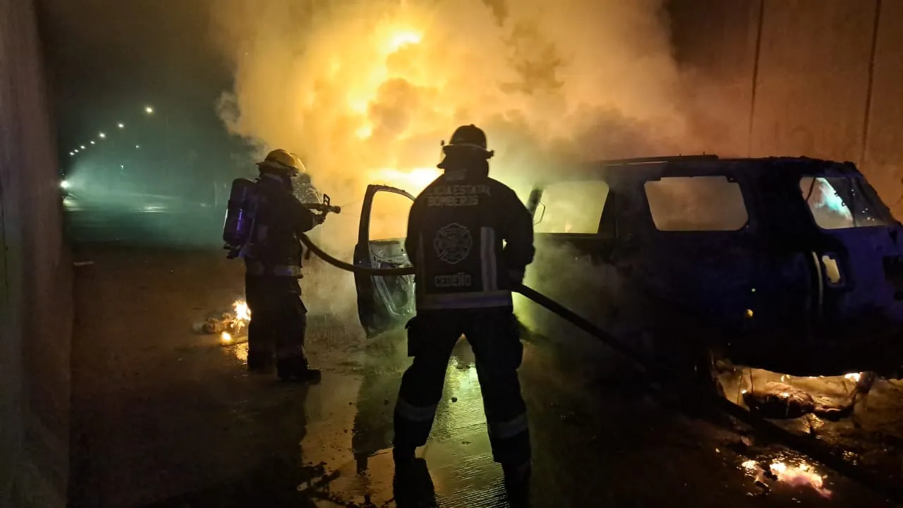 Bomberos apagan vehículo incendiado