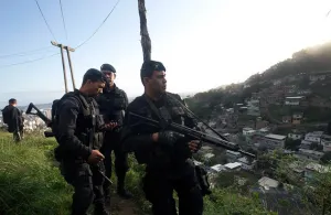 Policías y militares toman calles de Brasil