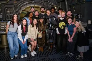 Pedro Pascal sorprende a fans en Disneyland durante promoción de The Mandalorian & Grogu